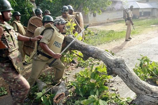 Police search for Maoists in West Bengal 